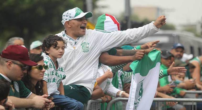 Torcedores do Palmeiras fizeram a festa em frente à Academia de Futebol para dar força ao elenco que embarcava para o Mundial de Clubes, em Abu Dhabi, nos Emirados Árabes Unidos.