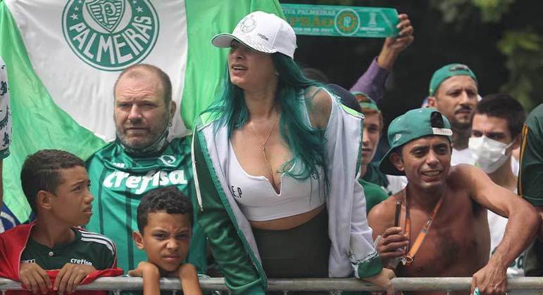 Torcedores do Palmeiras fizeram a festa em frente à Academia de Futebol para dar força ao elenco que embarcava para o Mundial de Clubes, em Abu Dhabi, nos Emirados Árabes Unidos.