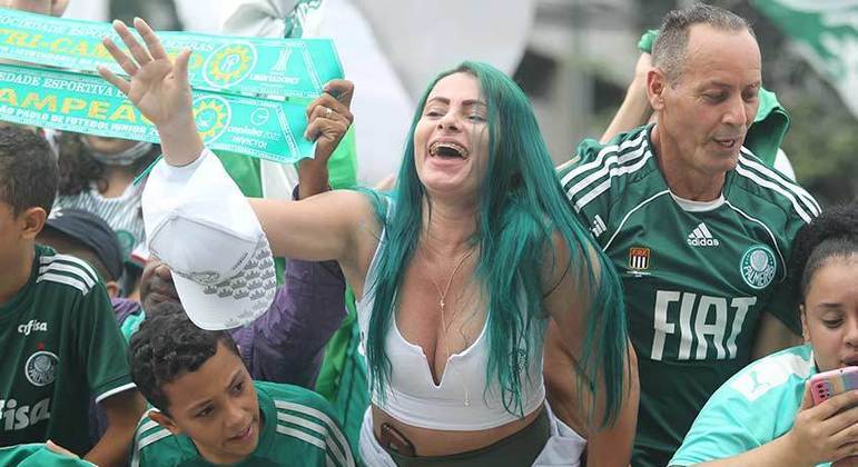 Torcedores do Palmeiras fizeram a festa em frente à Academia de Futebol para dar força ao elenco que embarcava para o Mundial de Clubes, em Abu Dhabi, nos Emirados Árabes Unidos.
