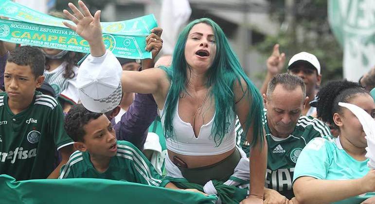 Torcedores do Palmeiras fizeram a festa em frente à Academia de Futebol para dar força ao elenco que embarcava para o Mundial de Clubes, em Abu Dhabi, nos Emirados Árabes Unidos.