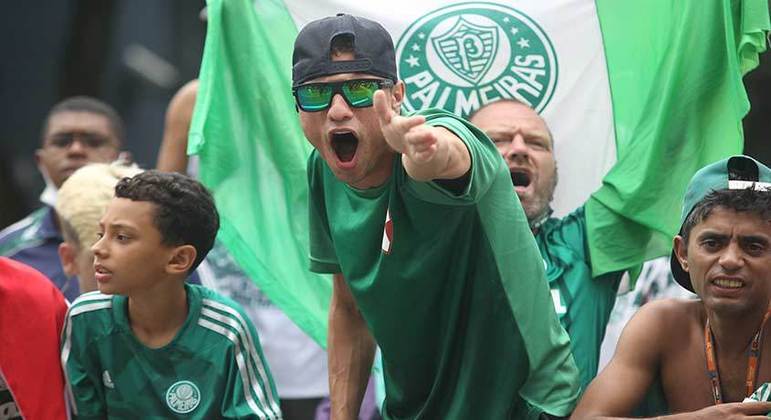 Torcedores do Palmeiras fizeram a festa em frente à Academia de Futebol para dar força ao elenco que embarcava para o Mundial de Clubes, em Abu Dhabi, nos Emirados Árabes Unidos.