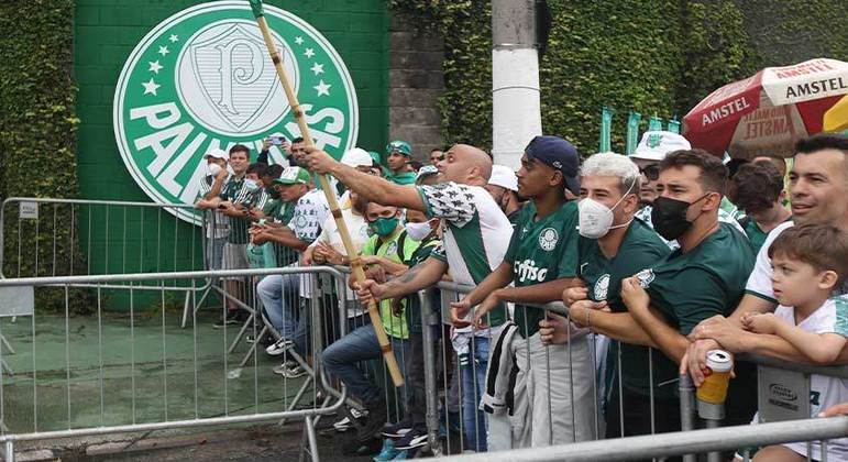 Torcedores do Palmeiras fizeram a festa em frente à Academia de Futebol para dar força ao elenco que embarcava para o Mundial de Clubes, em Abu Dhabi, nos Emirados Árabes Unidos.