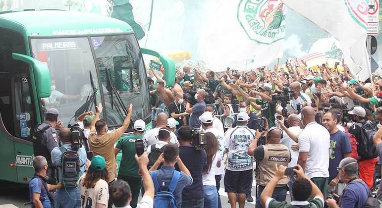 Torcedores do Palmeiras fizeram a festa em frente à Academia de Futebol para dar força ao elenco que embarcava para o Mundial de Clubes, em Abu Dhabi, nos Emirados Árabes Unidos.