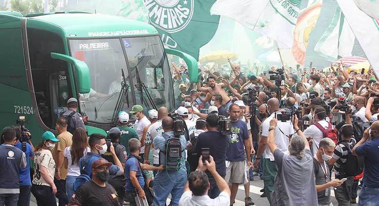 Torcedores do Palmeiras fizeram a festa em frente à Academia de Futebol para dar força ao elenco que embarcava para o Mundial de Clubes, em Abu Dhabi, nos Emirados Árabes Unidos.