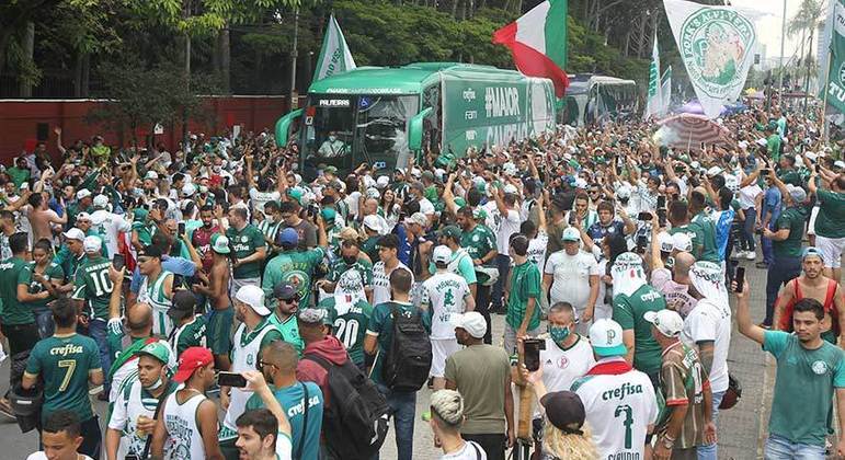 Torcedores do Palmeiras fizeram a festa em frente à Academia de Futebol para dar força ao elenco que embarcava para o Mundial de Clubes, em Abu Dhabi, nos Emirados Árabes Unidos.
