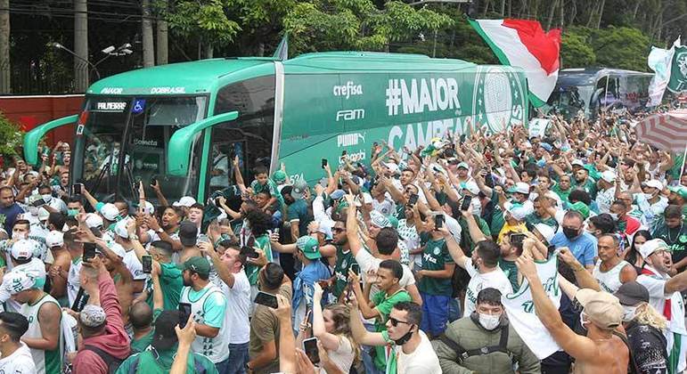 Torcedores do Palmeiras fizeram a festa em frente à Academia de Futebol para dar força ao elenco que embarcava para o Mundial de Clubes, em Abu Dhabi, nos Emirados Árabes Unidos.