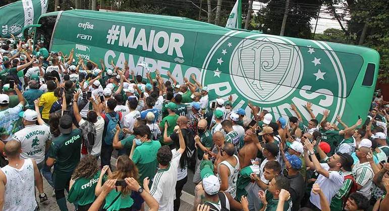 Torcedores do Palmeiras fizeram a festa em frente à Academia de Futebol para dar força ao elenco que embarcava para o Mundial de Clubes, em Abu Dhabi, nos Emirados Árabes Unidos.