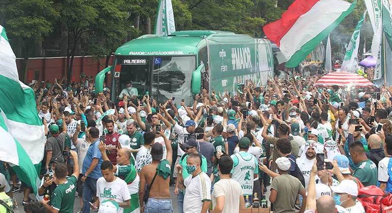 Torcedores do Palmeiras fizeram a festa em frente à Academia de Futebol para dar força ao elenco que embarcava para o Mundial de Clubes, em Abu Dhabi, nos Emirados Árabes Unidos.