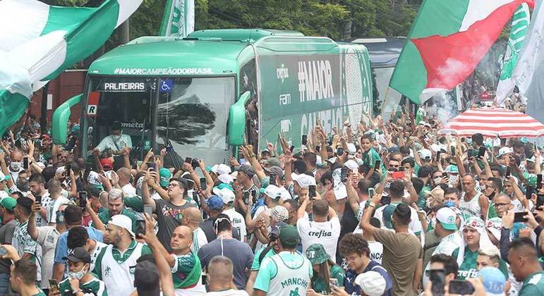 Torcedores do Palmeiras fizeram a festa em frente à Academia de Futebol para dar força ao elenco que embarcava para o Mundial de Clubes, em Abu Dhabi, nos Emirados Árabes Unidos.