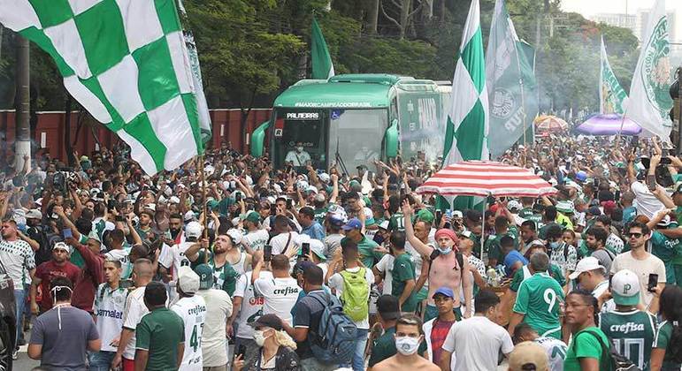 Torcedores do Palmeiras fizeram a festa em frente à Academia de Futebol para dar força ao elenco que embarcava para o Mundial de Clubes, em Abu Dhabi, nos Emirados Árabes Unidos.