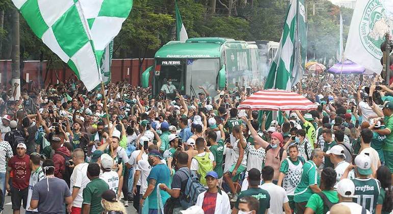 Torcedores do Palmeiras fizeram a festa em frente à Academia de Futebol para dar força ao elenco que embarcava para o Mundial de Clubes, em Abu Dhabi, nos Emirados Árabes Unidos.