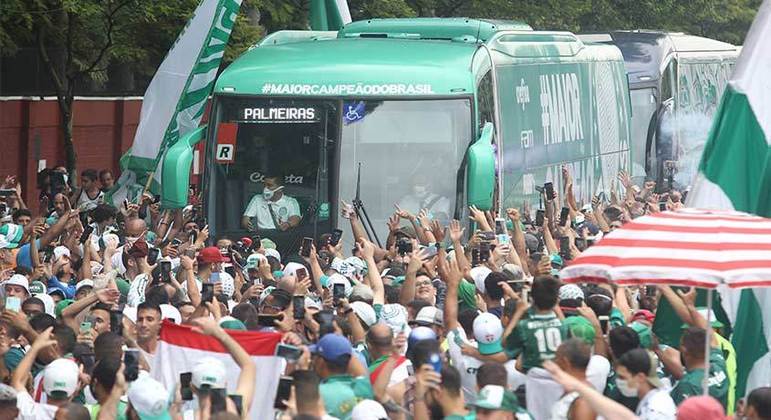 Torcedores do Palmeiras fizeram a festa em frente à Academia de Futebol para dar força ao elenco que embarcava para o Mundial de Clubes, em Abu Dhabi, nos Emirados Árabes Unidos.