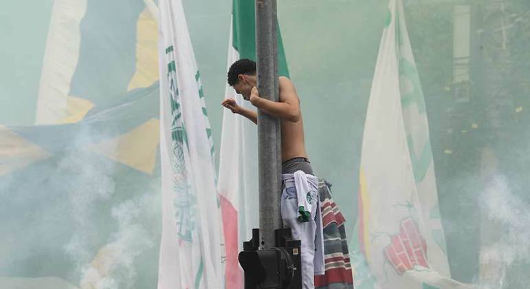 Torcedores do Palmeiras fizeram a festa em frente à Academia de Futebol para dar força ao elenco que embarcava para o Mundial de Clubes, em Abu Dhabi, nos Emirados Árabes Unidos.