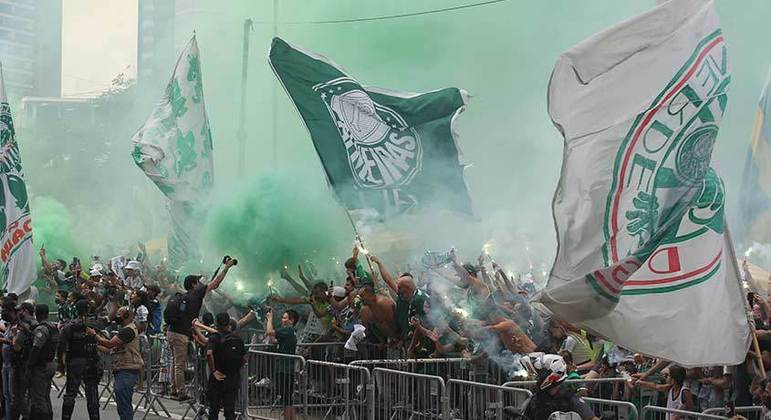 Torcedores do Palmeiras fizeram a festa em frente à Academia de Futebol para dar força ao elenco que embarcava para o Mundial de Clubes, em Abu Dhabi, nos Emirados Árabes Unidos.