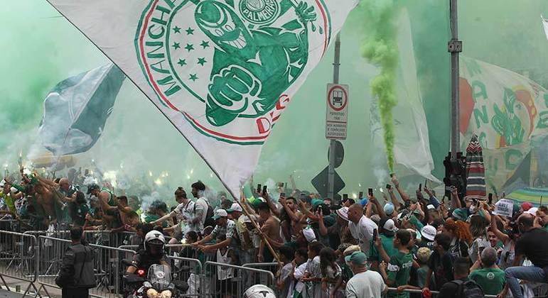 Torcedores do Palmeiras fizeram a festa em frente à Academia de Futebol para dar força ao elenco que embarcava para o Mundial de Clubes, em Abu Dhabi, nos Emirados Árabes Unidos.