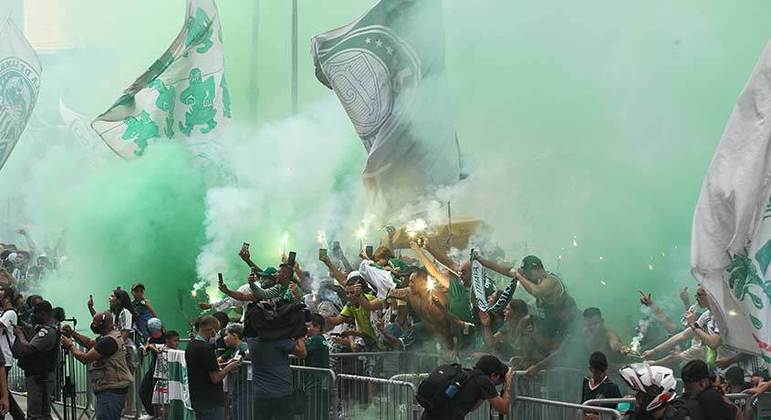 Torcedores do Palmeiras fizeram a festa em frente à Academia de Futebol para dar força ao elenco que embarcava para o Mundial de Clubes, em Abu Dhabi, nos Emirados Árabes Unidos.