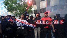 Torcedores do PSG protestam contra Neymar na frente da casa do jogador