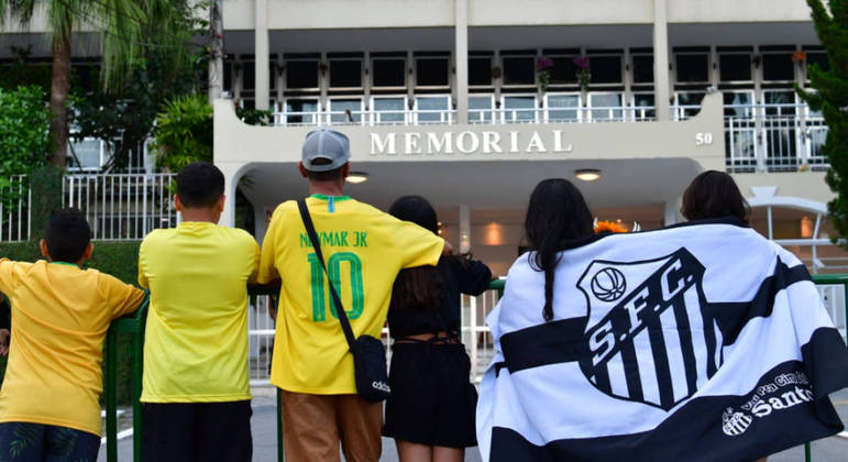 Torcedores do Santos vão à porta do cemitério Memorial, onde Pelé será sepultado