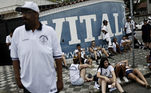 Torcida do Santos espera a passagem do corpo nas calçadas