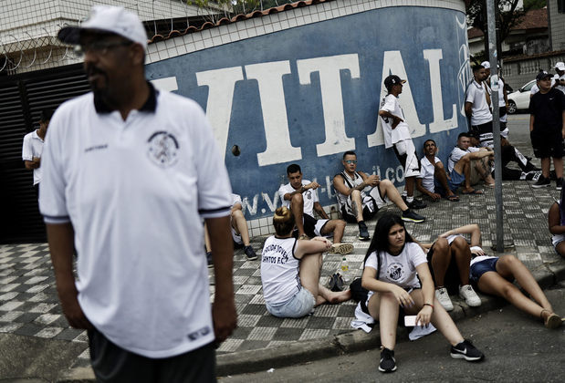 Torcida do Santos espera a passagem do corpo nas calçadas