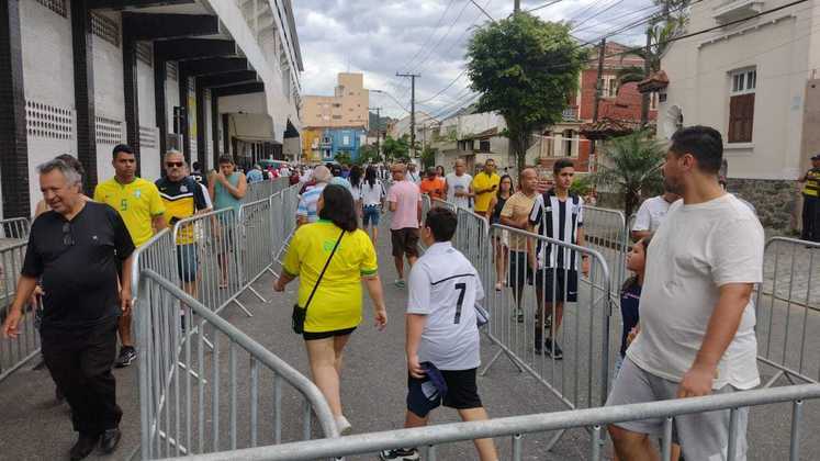 Fãs vestem camisas da seleção brasileira e de diversos clubes do Brasil