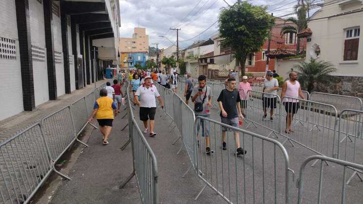 Durante o início da madrugada desta terça-feira, os torcedores mantinham uma fila de mais de dois quilômetros. A polícia militar calcula que mais de 150 mil pessoas já passaram pela Vila Belmiro para se despedir de Pelé