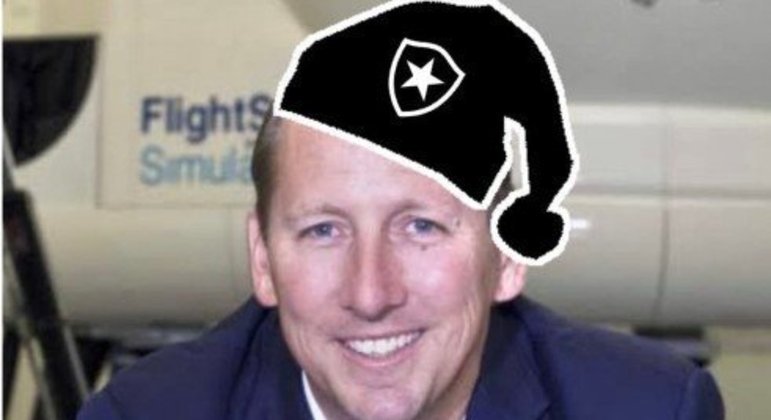 Torcedores fazem memes com assinatura de pré-contrato entre Botafogo e investidor John Textor.
