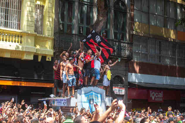Torcedores fizeram de tudo para ficar um pouquinho mais perto do Trio Elétrico com os jogadores do Flamengo.