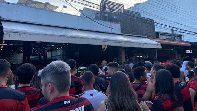 Torcedores flamenguistas se reuniram para assistir a decisão da Libertadores.
