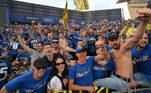 Torcida da Inter faz festa no estádio em Istambul antes da partida contra o Manchester City