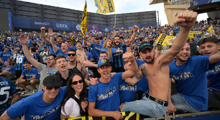 Torcida da Inter faz festa no estádio em Istambul antes da partida contra o Manchester City