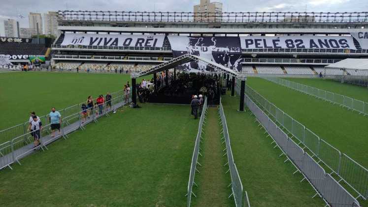 A entrada dos fãs foi interrompida por alguns minutos na madrugada para a manutenção no local do caixão, mas logo foi liberada novamente