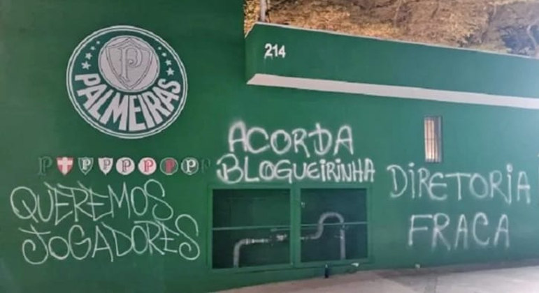 Torcedores picharam muros do Palmeiras cobrando reforços e criticando a diretoria