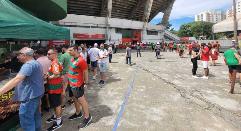 Torcedores da Portuguesa chegando ao estádio do Canindé