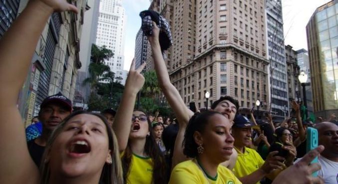 Torcedores no Vale do Anhangabaú, em São Paulo (SP), no primeiro jogo do Brasil