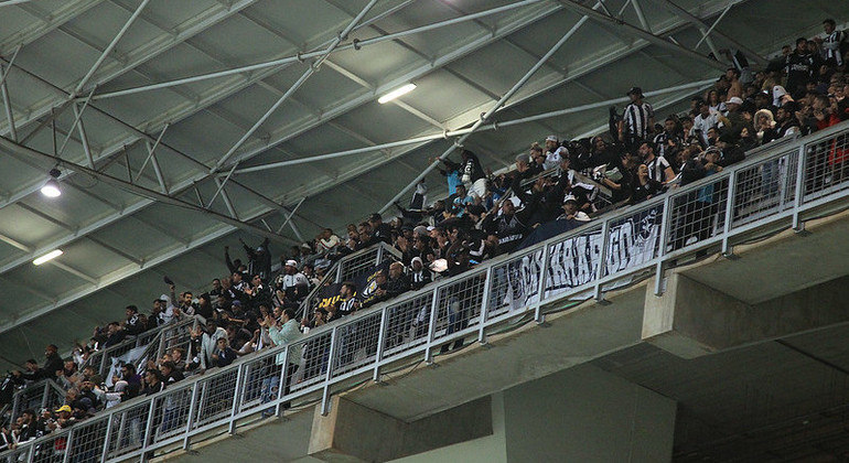 Torcida do Botafogo lotou os dois setores destinado na Arena Independência