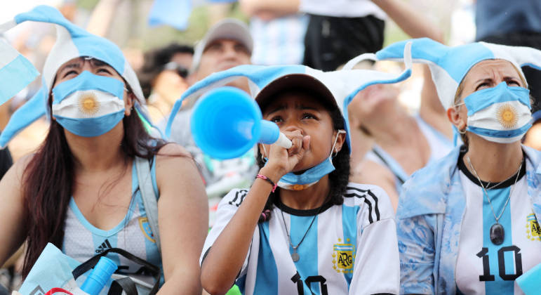 Com a bola rolando, a alegria passou a dividir espaço com a apreensão em Buenos Aires