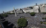 A praça da República, onde fica o famoso Obelisco de Buenos Aires, está completamente tomada pelos torcedores