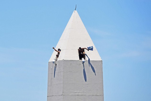 Homem-aranha? Torcedores argentinos sobem no topo do Obelisco para comemorar o tri mundial