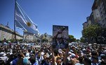 É gente que não acaba mais! As ruas de Buenos Aires nunca tiveram tantas bandeiras e imagens de Lionel Messi e Maradona
