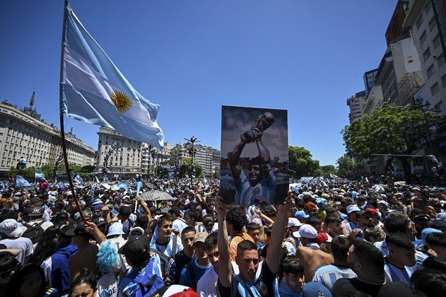 É gente que não acaba mais! As ruas de Buenos Aires nunca tiveram tantas bandeiras e imagens de Lionel Messi e Maradona