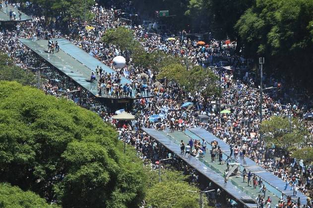 Buenos Aires está pequena para a quantidade de gente nas ruas. A imprensa local estima que mais de 4 milhões de pessoas estão celebrando o tricampeonato mundial na capital