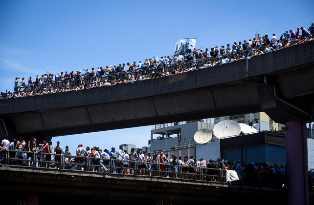 Os torcedores ocupam todas as rodovias e ruas para tentar chegar o mais próximo possível dos campeões