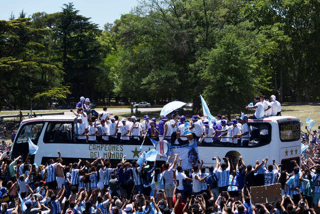 Hoje, em Buenos Aires, a festa só acaba amanhã! Com o retorno da seleção argentina para o país, a farra agora é com eles. Os campeões mundiais vão desfilar em carro aberto pelas ruas da capital argentina para celebrar o tricampeonato mundial, conquistado no último domingo (18), diante da França. Confira as melhores fotos da festa dos hermanos: