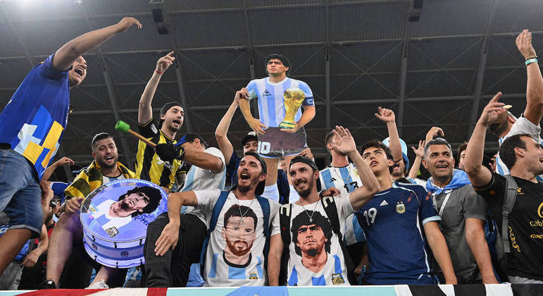 Torcedores vestiram camisetas e levaram faixas com as imagens de Messi e Maradona