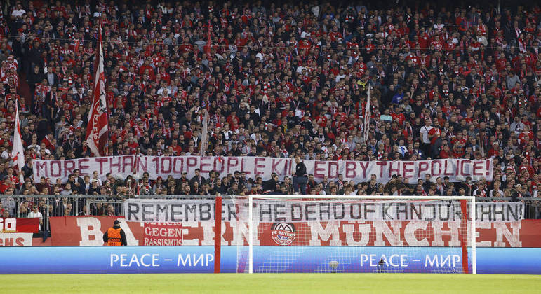 O que chamou atenção na Allianz Arena foi o protesto da torcida do Bayern de Munique. Os alemães levantaram faixas em homenagem aos mortos na tragédia na Indonésia. 'Mais de 100 pessoas mortas pela polícia. Lembrem os mortos no Kanjuruhan', escreveram os torcedores