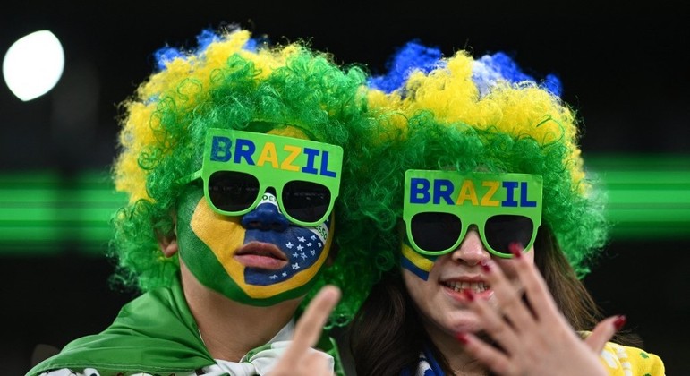 Torcedores no Brasil no estádio Cidade da Educação
