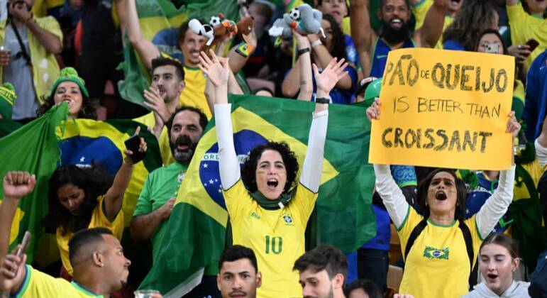 A torcida brasileira marcou presença no estádio de Brisbane e apoiou a seleção durante toda a partida. Ela, inclusive, rendeu novos memes nas redes sociais. O 