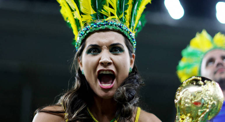 Torcedora do Brasil leva a taça para dar sorte ao país na Copa do Mundo