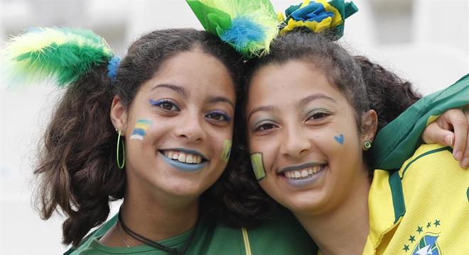 Torcedoras durante a Copa do Mundo da França 2019 (Guillaume Horcajuelo / EFE-EPA - 9.6.2019)